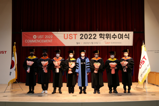UST 김이환(왼쪽에서 다섯번째) 총장이 2022년 전기 학위수여식에서 수상자들과 기념촬영을 하고 있다. 사진제공=UST