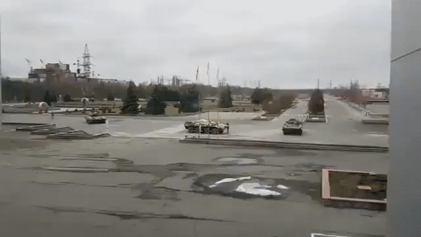 체르노빌 원전 부근에 배치된 탱크와 군용 차량. 트위터 캡처