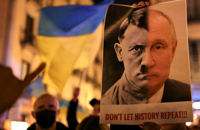 유럽의 시위대들이 블라디미르 푸틴 대통령을 히틀러와 각색한 사진을 들고 전쟁 반대 시위를 벌이고 있다./연합뉴스
