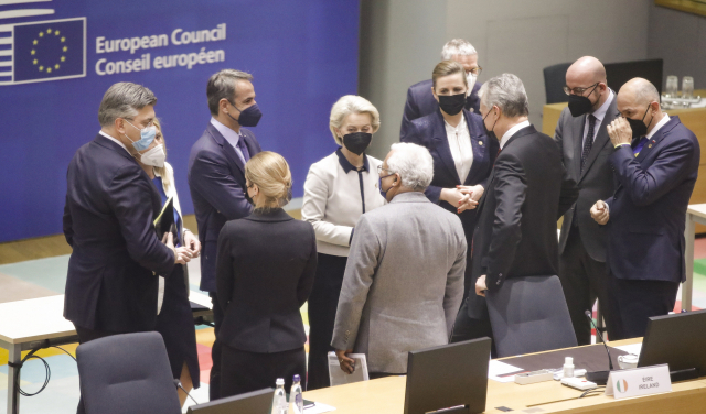 24일(현지 시간) 유럽연합(EU) 27개 회원국 정상이 벨기에 브뤼셀에서 긴급정상회의를 열어 우크라이나를 침공한 러시아에 대한 추가 제재에 대해 논의하고 있다. EPA연합뉴스
