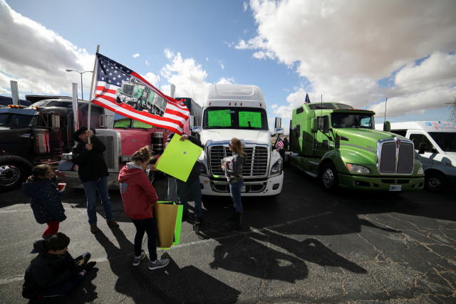 코로나19 항의 대륙 횡단 나서는 미국 트럭 시위대. 로이터연합뉴스