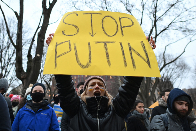 24일(현지시간) 미국 워싱턴DC의 라파예트 광장에서 열린 러시아의 우크라이나 침공 규탄 시위에서 한 시위자가 블라디미르 푸틴 러시아 대통령을 규탄하는 내용의 종이 팻말을 들고 있다./연합뉴스
