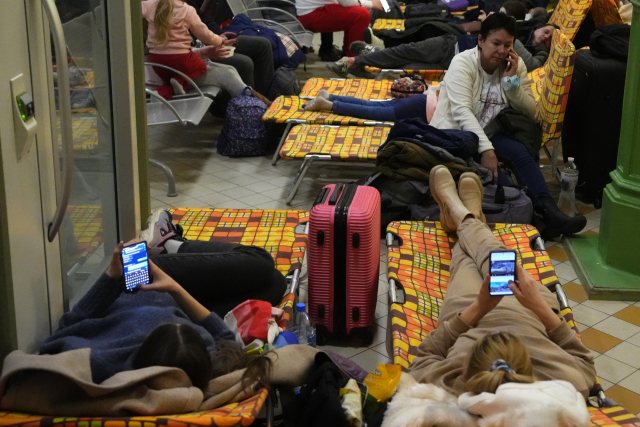 24일(현지시간) 우크라이나와 국경을 접한 폴란드 프셰미실의 기차역에서 피란온 우크라이나 주민들이 야외 침대에서 휴식하고 있다. /연합뉴스