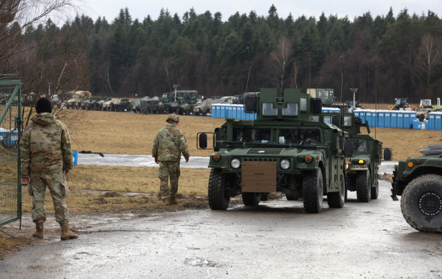 23일(현지시간) 우크라이나와 국경을 접한 폴란드 아르와무프 인근 공군기지에 미국 제82 공수사단 부대원들이 배치돼 있다. 연합뉴스