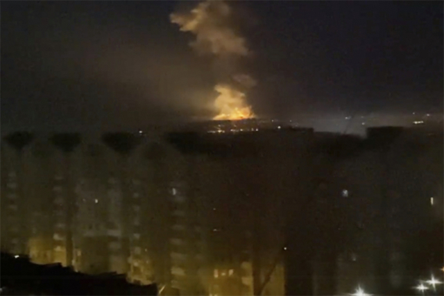 러시아가 우크라이나 침공을 개시한 24일(현지시간) 우크라이나 수도 키예프의 드네프르 강 인근 지역에서 불길이 치솟고 있다. 연합뉴스