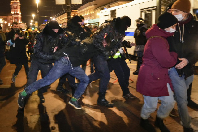 러시아 제2의 도시 상트페테르부르크에서 24일(현지시간) 자국의 우크라이나 침공을 항의하는 시위대를 경찰이 체포하고 있다. /연합뉴스