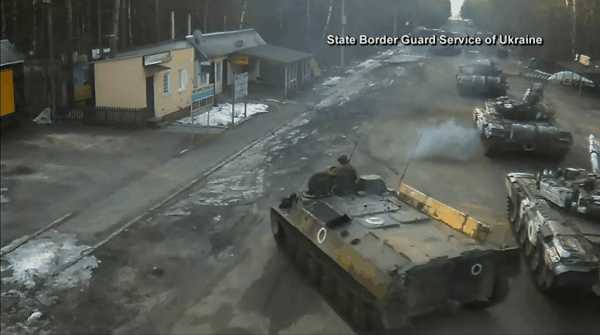 24일(현지시간) 우크라이나 북부 벨라루스 국경을 통해 러시아군 탱크와 장갑차, 다연장로켓포 등의 중화기가 우크라이나 국경으로 진입하고 있다. 유튜브 캡처