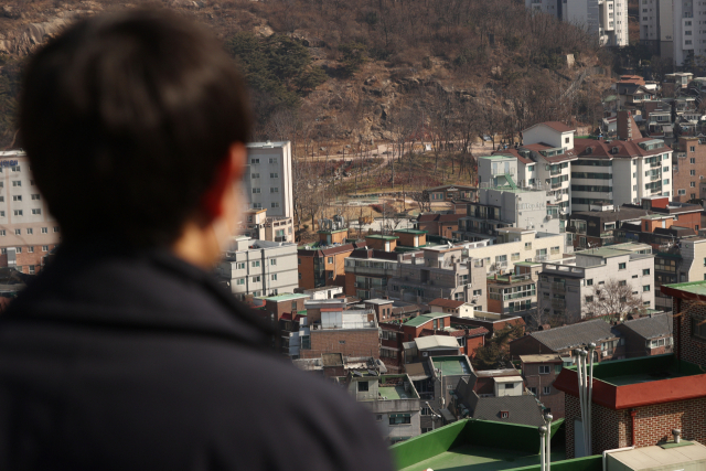 10일 한국부동산원 주택 유형별 매매 통계(신고일 기준)를 분석한 결과에 따르면 지난해 1~12월 서울의 빌라 매매 건수는 총 6만 4천821건으로 집계됐다.사진은 지난 10일 서울 은평구의 한 빌라촌 모습. /사진=연합뉴스