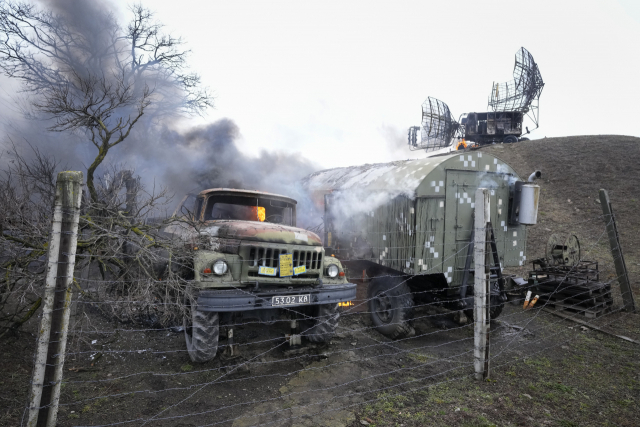 24일(현지시간) 우크라이나 남부 마리우폴의 외곽에 있는 우크라이나군 시설과 장비가 러시아군의 공격을 받아 파괴되면서 연기를 내뿜고 있다. /연합뉴스