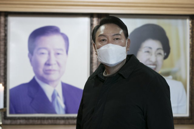 윤석열 국민의힘 대선 후보가 지난 23일 오후 전남 신안군 하의도 김대중 전 대통령 생가를 방문해 참배한 뒤 돌아서고 있다. /성형주 기자