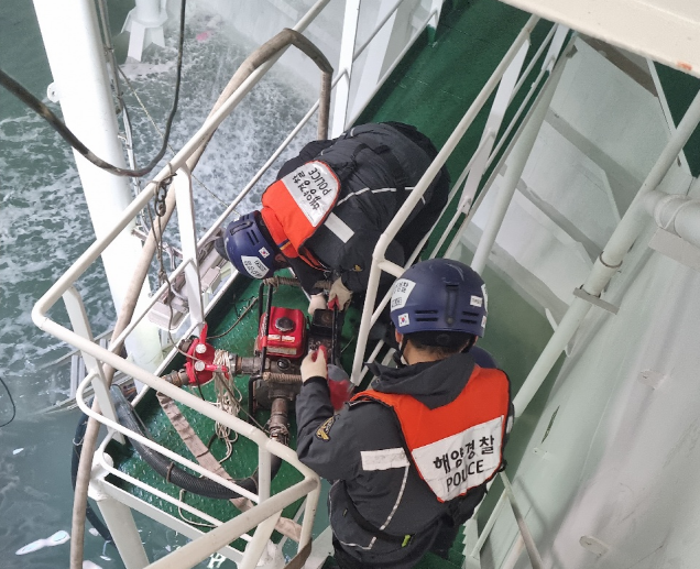 인천해양경찰서 경찰관들이 침수 선박에서 배수장비를 설치하고 있다. /사진제공=인천해양경찰서