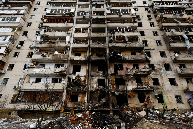러시아의 우크라이나 침공 이틀째인 25일(현지시간) 수도 키예프의 한 아파트 건물이 폭격으로 파괴돼 있다./연합뉴스