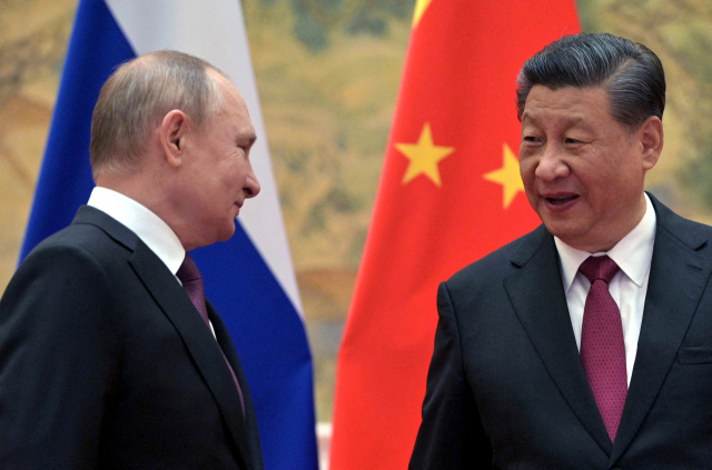 블라디미르 푸틴(왼쪽) 러시아 대통령이 4일 중국 베이징에서 시진핑 중국 국가 주석과 만나 인사하고 있다. /로이터연합뉴스