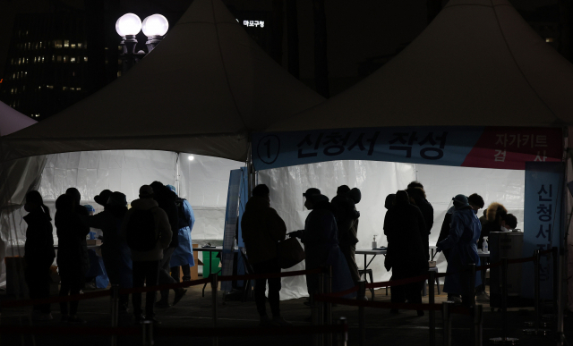 지난 14일 오후 마포구 월드컵공원에 마련된 코로나19 선별검사소가 분주하다.연합뉴스