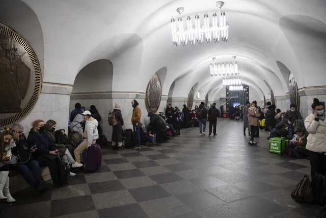 러시아의 침공으로 24일(현지 시간) 우크라이나 키예프의 한 지하철역에 대피한 시민들의 모습. EPA연합뉴스