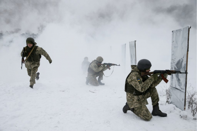 우크라이나군 사격훈련 장면. 아직도 대다수 병사들이 AK계열의 구형소총과 부실한 전투장구류를 사용하고 있으며 그마저도 탄약 등의 보급이 원활치 않아 실사격훈련은 대폭 축소됐다. (사진출처=미 대서양위원회 홈페이지)