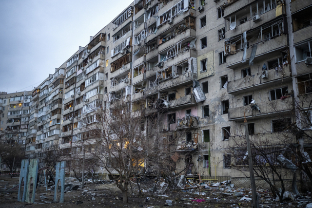 러시아의 우크라이나 침공 이틀째인 25일(현지시간) 수도 키예프 교외의 한 아파트 건물이 로켓 공격을 받아 파괴된 모습. /연합뉴스