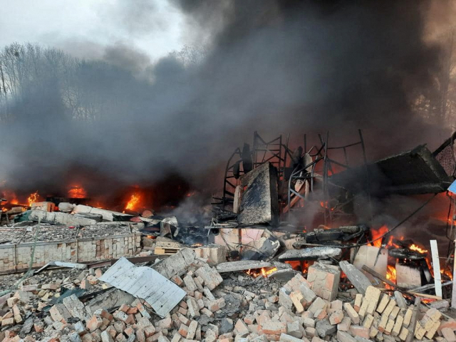 러시아가 우크라이나 침공을 개시한 24일(현지 시간) 포격으로 파괴된 우크라이나 수도 키예프 지역의 국경수비대 근무 시설에서 화염과 연기가 치솟고 있다. 연합뉴스