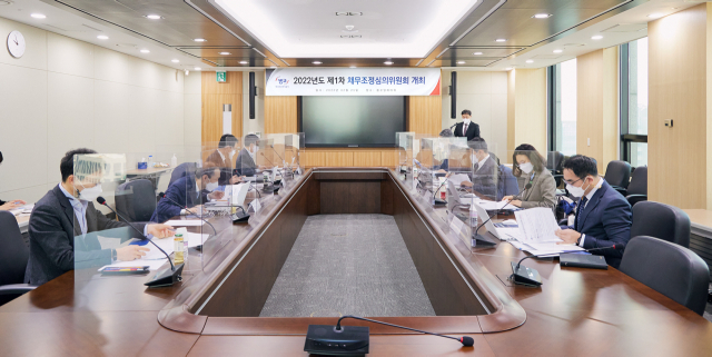 캠코 채무조정심의위원들이 25일 서울 캠코양재타워에서 2022년도 제1차 채무조정심의위원회를 열고 연체채무자에 대한 추가 감면을 심의하고 있다. 사진제공=캠코