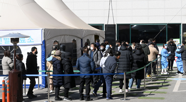 코로나19 신규 확진 환자가 17만명대로 치솟아 최다 기록이 경신된 지난 23일 서울 강남구보건소 선별진료소에서 시민들이 코로나19 검사를 위해 줄을 서있다./권욱 기자