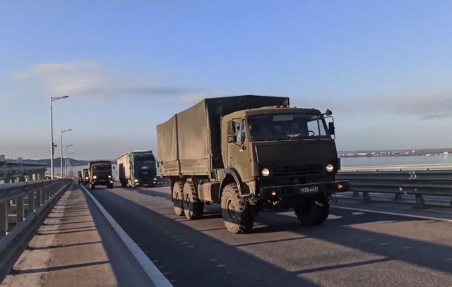 러시아가 우크라이나에서 병합한 크림반도에서 훈련을 마친 러시아군 트럭들이 주둔지로 복귀하기 위해 반도와 내륙을 잇는 다리를 건너고 있는 모습으로, 지난 16일 러시아 국방부가 공개한 사진이다. 연합뉴스
