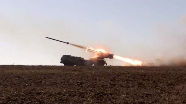 우크라이나 남쪽 크림반도의 오푸크 훈련장에서 지난 15일 러시아군이 다연장로켓인 '우라간' 발사 훈련을 하고 있다. 연합뉴스