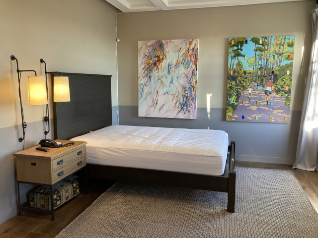 펠릭스 아트페어에서는 호텔 객실 내 가구들과 조화롭게 설치된 작품들을 만날 수 있다.