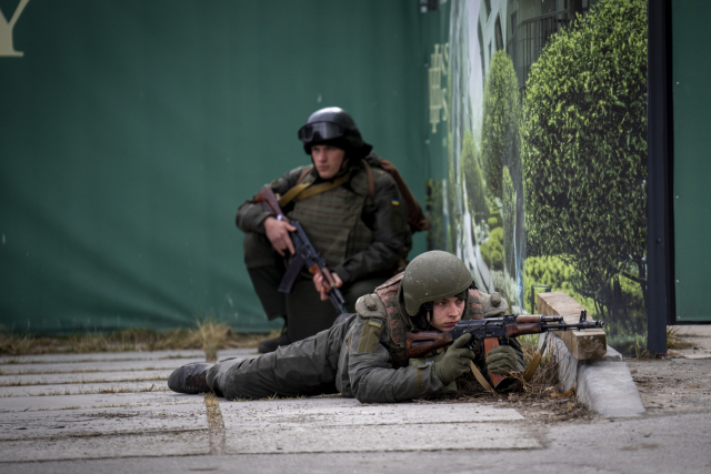 러시아의 우크라이나 침공 이틀째인 25일(현지시간) 우크라이나 군인들이 수도 키예프 시내에서 러시아군의 진군에 대비해 전투 태세를 갖추고 있다. AP연합뉴스