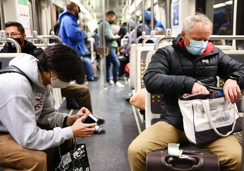 미국 LA의 지하철에서 마스크를 쓴 승객들./AFP 연합뉴스