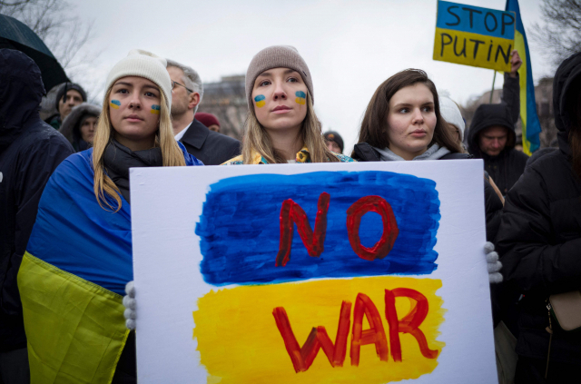 미국 수도 워싱턴DC의 라파예트 광장에서 24일(현지시간) 열린 러시아의 우크라이나 침공 규탄 집회에서 한 참가자가 '전쟁 안 돼'라고 적힌 손팻말을 들고 있다. AFP연합뉴스