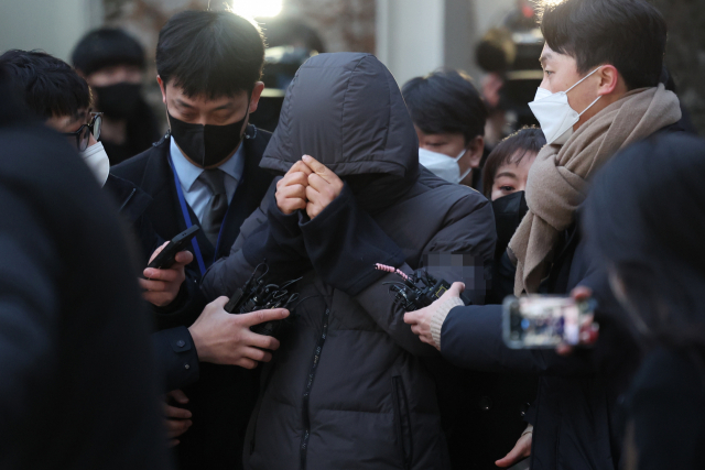 공금 115억 원을 횡령한 혐의로 구속된 강동구청 공무원 김 모 씨가 3일 오전 서울 광진경찰서 유치장에서 나와 검찰로 송치되고 있다. 연합뉴스