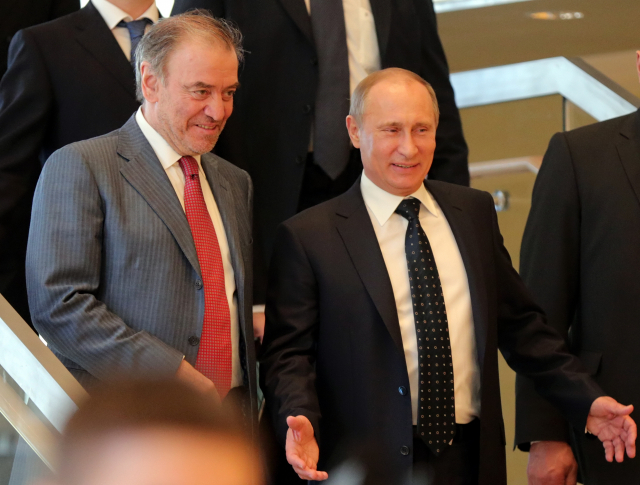 지휘자 발레리 게르기예프(왼쪽)가 지난 2013년 러시아 상트페테르부르크 마린스키극장에서 이곳을 방문한 블라디미르 푸틴 러시아 대통령을 안내하고 있다./EPA=연합뉴스