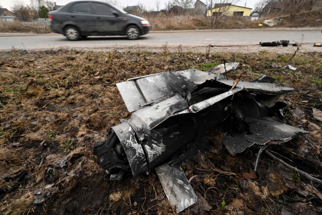 러시아의 우크라이나 침공 이틀째인 25일(현지시간) 수도 키예프의 한 주거지역 도로변에 로켓 잔해가 보인다. /연합뉴스