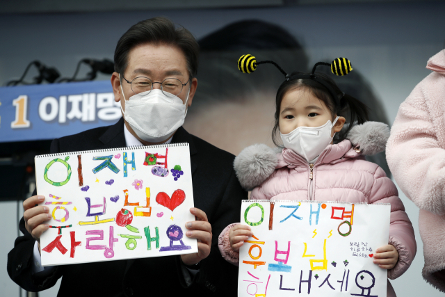 이재명 더불어민주당 대선 후보가 26일 경기도 김포시 사우문화체육광장에서 열린 '김포의 더 큰 도약, 이재명을 활용하십시오' 김포 유세에서 어린이가 손글씨로 쓴 글씨와 그림을 선물 받은 후 기념촬영을 하고 있다. /성형주 기자