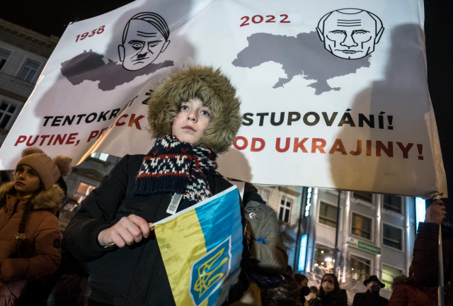 지난 22일 체코 프라하에서 열린 우크라이나 지지 시위에 참여한 참가자 모습./AFP연합뉴스