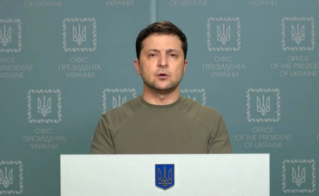 볼로디미르 젤렌스키 우크라이나 대통령이 24일(현지시간) 수도 키예프에서 러시아의 침공 상황을 설명하는 대국민 브리핑을 하고 있다. 연합뉴스