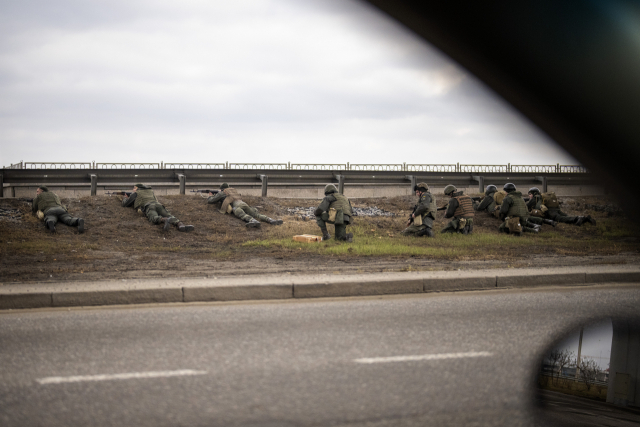 러시아의 우크라이나 침공 이틀째인 25일(현지시간) 우크라이나 군인들이 수도 키예프 시내 교량 아래서 러시아군의 공격에 대비하고 있다. AP연합뉴스