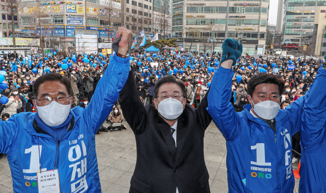 이재명 더불어민주당 대선후보가 26일 경기도 김포시 사우문화체육광장에서 열린 '김포의 더 큰 도약, 이재명을 활용하십시오' 김포 유세에서 지지자에게 인사하고 있다. /연합뉴스