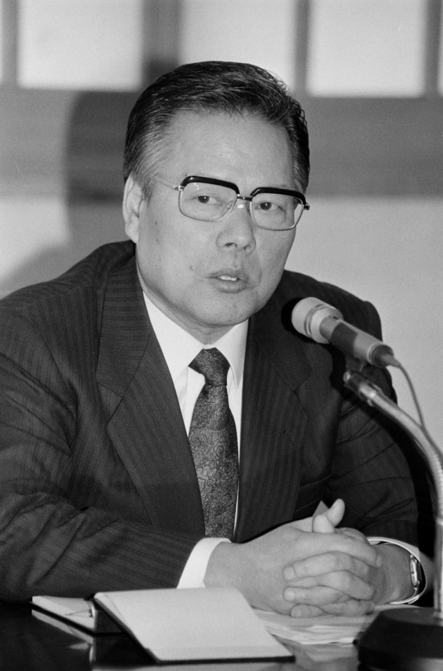 이어령 초대 문화부장관이 지난 1990년 4월 9일 기자회견을 하고 있다. 연합뉴스