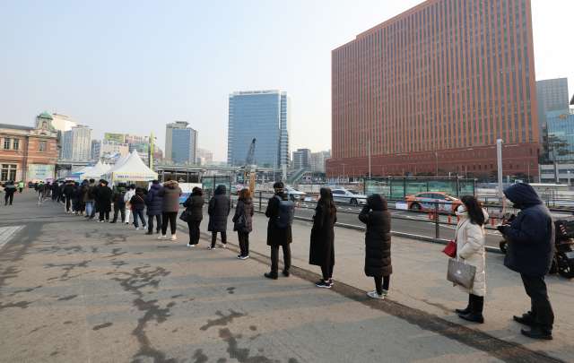 코로나19 신규 확진자 수가 16만 5890명을 기록한 지난 25일 서울역 임시선별검사소에서 검사를 받기 위한 시민들의 줄이 길게 늘어서 있다. 연합뉴스