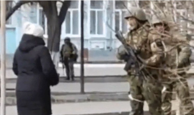 지난24일 한 우크라이나 여성이 러시아 군인에게 “내 나라에 왜 온 거냐”며 호통을 치는 모습이 포착돼 화제를 모으고 있다. /트위터 캡처