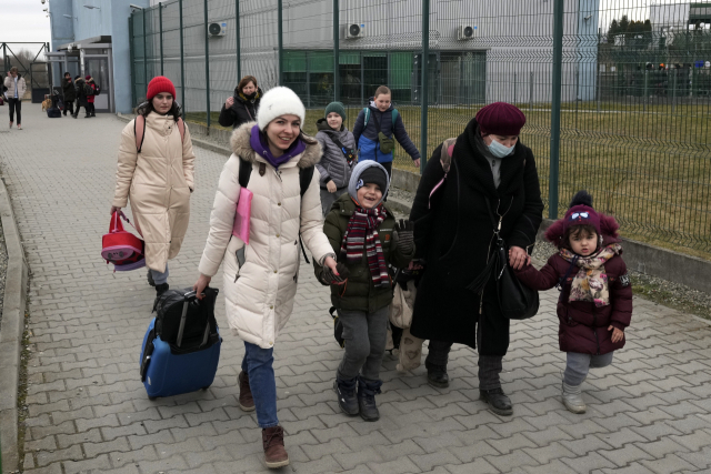 러시아의 우크라이나 침공 이틀째인 25일(현지시간) 우크라이나에서 탈출한 사람들이 폴란드 남동부 메디카 국경검문소 인근에 도착하고 있다. AP연합뉴스