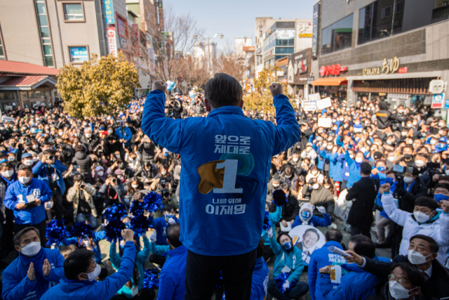 더불어민주당 이재명 대선 후보가 지난 18일 전남 목포 평화광장에서 열린 '김대중 대통령님, 그립습니다' 유세에서 손을 들어 인사하고 있다. /연합뉴스