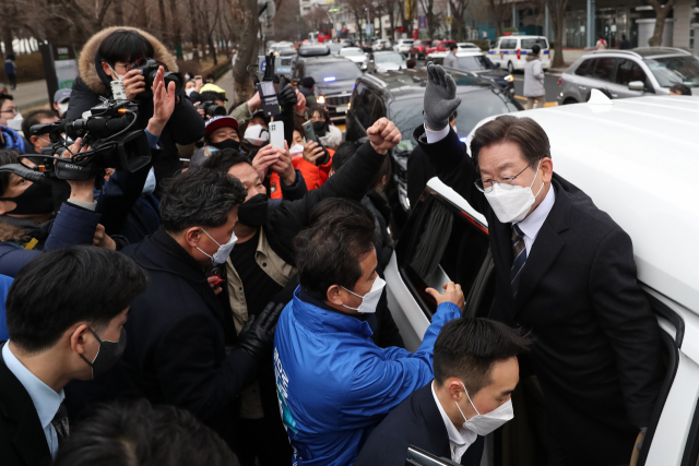 이재명 더불어민주당 대선후보가 26일 경기 고양시 일산문화공원에서 '고양의 수도권 서북부 경제 중심지 도약을 위해!' 고양 집중유세를 마치고 차량에 탑승하며 지지자들을 향해 손을 흔들어 인사하고 있다. /연합뉴스