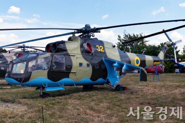 우크라이나군이 운용해온 공격헬기 ‘Mi-24M 하인드'의 모습. 1990년대까지만해도 서방권의 기갑부대를 크게 위협하는 강력한 공격헬기로 평가됐다. /사진출처=위키미디아