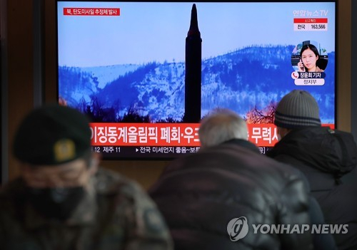 27일 오전 서울역 대합실에 시민들이 북한 탄도미사일 추정 발사체 발사 뉴스를 시청하고 있다./연합뉴스