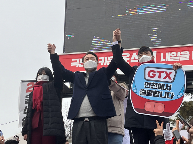 윤석열 국민의힘 대선 후보가 26일 인천 연수구 유세에서 ‘GTX 정권교체 레이스’ 퍼포먼스를 보이고 있다./박예나 기자