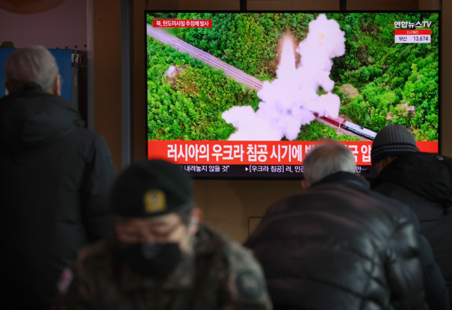 27일 오전 서울역 대합실에서 시민들이 북한 탄도미사일 발사 뉴스를 시청하고 있다. /연합뉴스