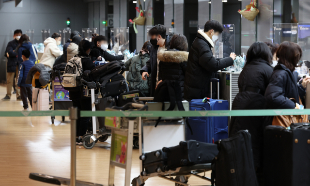 영종도 인천국제공항 제2여객터미널에서 여행객들이 출국 수속을 하고 있다. /연합뉴스