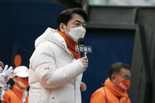 안철수 국민의당 대선 후보가 26일 오후 서울 종로구 광장시장 서문 입구에서 열린 유세에서 지지를 호소하고 있다./성형주 기자